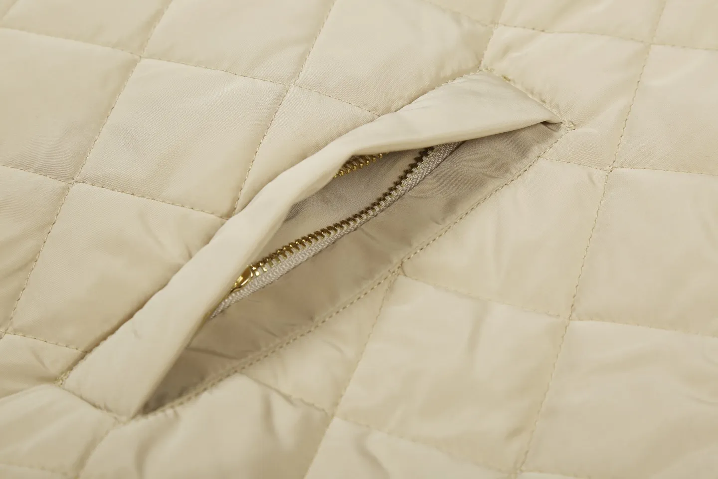 P330 White background picture [Popular item] Style number: 24373# Color: Khaki Apricot Size: S-XL -MiuMiu/MiuMiu 2024aw Autumn and winter hot new logo embroidered lapel three-zip rhombus plaid imitation feather jacket jacket - Ingenuity restoration 4-needle encrypted quilting embroidery three-in-one imitation feather cotton The board is straight and not bloated - Double-layer composite patch Hand-made counter-embroidery Laminated light gold Y-tooth brand zipper - Special shaped cloth foil for collar Correct 7 cm cylindrical windproof cuffs Closed cuffs with one-to-one stacking in front of the car - Miu style outfit 2024 new autumn and winter products Adopt classic diamond pattern quilting design Three-in-one imitation down cotton Light and thin sheets are positive The thermal insulation coefficient is also online Earth desert khaki apricot Maillard wind is full of relaxation to set off a warm autumn and winter atmosphere The collar is made of contrasting corduroy, which is warm and comfortable. The loose silhouette is both comfortable and easy to layer. The slightly gathered design of the cuffs and hem effectively locks in temperature.